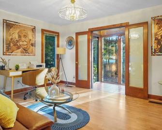 3BR Woodland Retreat - Sleeps 10 w/Sauna & Pool - Fuquay-Varina - Sala de estar