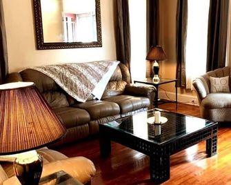 3-bedroom house in wonderful Columbus with AC, WiFi. Enjoy your stay - Columbus - Living room
