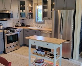 Cottage steps from a private beach - North Kingstown - Kitchen