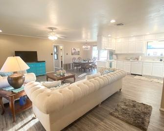 Beautiful country views minutes from Weatherford, Fort Worth and wedding venues - Weatherford - Living room
