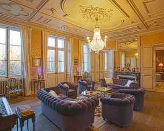 Chateau Loire for weddings, wedding castle in France, castle rental for parties, large castle with pool for rent - Alloue - Lounge