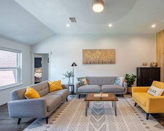 Spacious 4 bed room House Charming Pearland Retreat • Family Friendly - Pearland - Olohuone
