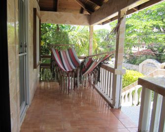 Coconut Tree West End - West End - Balcone