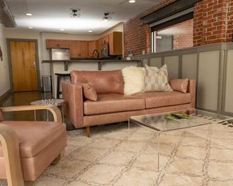 Luxury 2 Br Apartment With Modern Accents Downtown - Roanoke - Living room