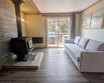 Hillcrest Hideaway: Spacious Mountain View Oasis - Crowsnest Pass - Living room