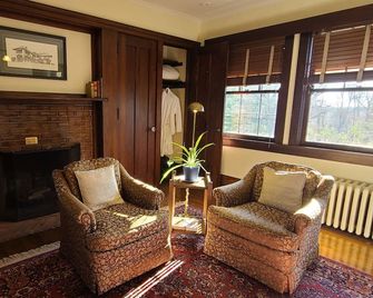 Four Mounds Inn - Dubuque - Vardagsrum