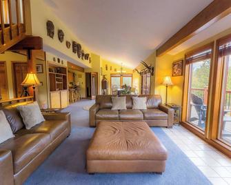 This is Colorado! Stunning views, killer hot tub, 12 acres, game barn+huge deck! - Pine - Living room