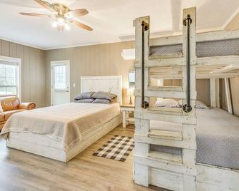 Creek Lodge - LaGrange's Best Kept Secret - La Grange - Habitación