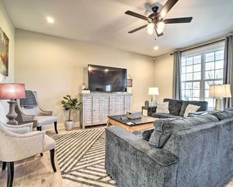 Goodlettsville Home about 4 Miles to Raceway! - Goodlettsville - Living room