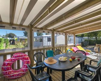 كومبينج لو بيل أير - ليه سابل-دولون - شرفة مرصوفة