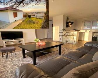 Maison entière avec jardin et une belle vue - Évreux - Living room