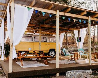 Lost Hill Lake Good Vibes Vw - St Clair - Patio