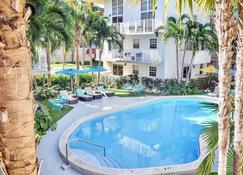 Spacious Two Bedroom with Pool close to the Beach - - Key Biscayne - Piscină