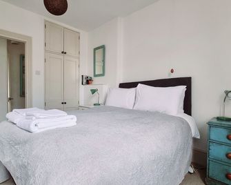 Stylish Town Centre Studio Apartment - Nailsworth - Bedroom