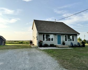 Beautiful Modern Cottage with Amazing Landscape and Sunset in Ontario - Long Point