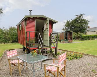 Tilly Gypsy-Style Caravan Hut, Pet Friendly In Llangorse - Brecon - Patio