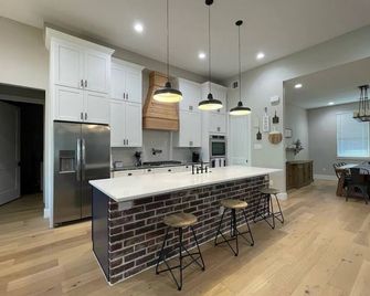 Four Bedroom Downtown Tomball Cottage - Tomball - Cocina