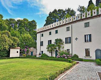 1 Bedroom Cozy Apartment In Colà - Colà - Gebäude