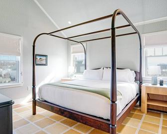 Charming, Stand-alone, Single-story Garden Cottage at Historic Canoe Place Inn - Hampton Bays - Schlafzimmer