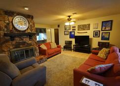 Lovely Pool Home in a Quiet Upscale Neighborhood! - Yuma - Living room