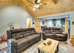 Ellijay Retreat with Access to Community Pools! - Ellijay - Living room