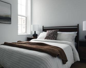 Lokis Loft and Cellar - Kaslo - Bedroom