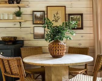Lawless Log Cabin - cozy, newly renovated cabin - Brunswick - Restaurant