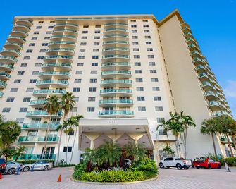 High-Rise Oceanview Condo w/ Pool, Tennis & Gym: Walk to Beach, Dining, Shops - North Miami Beach - Building