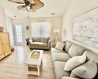 Perfect Little Beach Cottage For Your Stay On Oak Island - Oak Island - Sala de estar