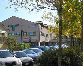 Hotel Oasi - Muggia - Budova