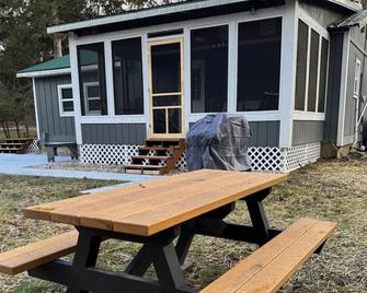 Whitetail Woods Cabin - Seymour - Патіо