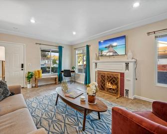 Near Disney! 2 bed 1 Bath - Front House - Santa Ana
