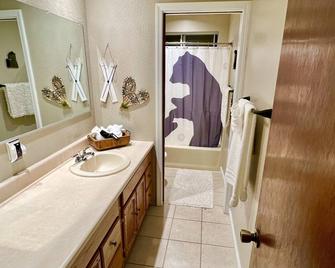 Our Whittle Cabin near Pinecrest w/WiFi - Long Barn - Baño