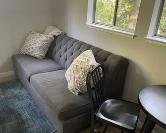 Cozy Cottage in Mill Valley - Mill Valley - Living room