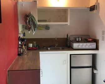 Cozy and Rustic bungalow next to river! Close to interesting sites. - Marigot - Keuken