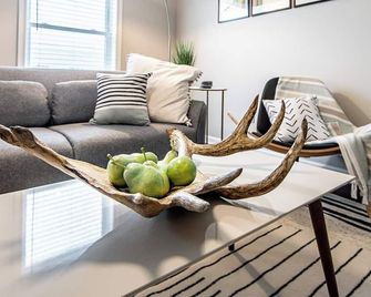 Tiki on 12 Rooftop | Ocean | Pool | HotTub | Elevator - Milwaukee - Living room