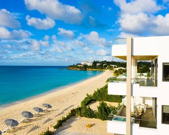 1-Bedroom + Hot Tub at Award-Winning Tranquility Beach Resort on Meads Bay - Long Bay Village - Playa