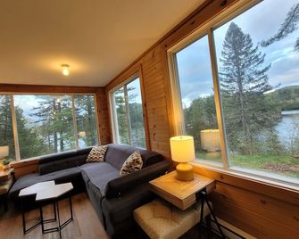Lakehouse on Majestic Lac St Pierre - Val-des-Monts - Living room