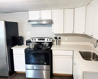 Cozy 2br Entire House & Free Parking Near Iup - Indiana - Kitchen