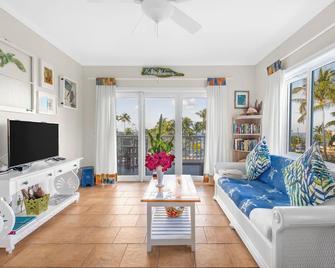 Pineapple Fields - Governor’s Harbour - סלון