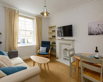 Pebbles Apartment - Heart of Town - North Berwick - Living room