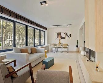 Deluxe 2-BR Apartment in Antwerp - انتورب - غرفة معيشة