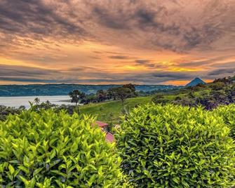 Spellbinding views, 4 full suites, Hot Tub! - Tronadora