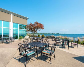 41 ليك فرونت هوتل، ترايد مارك كوليكشن باي ويندام - جنيف (نيويورك) - شرفة مرصوفة