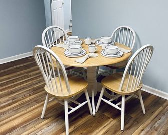 Private apartment with full kitchen, living, & bath! Lowest fees in town! - Dahlonega - Essbereich
