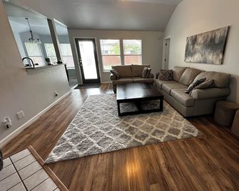 3 bedroom 2 bathroom home in heart of Buda, TX. - Buda - Huiskamer