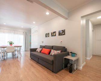 Garden Home - Easy access to Tourist Attractions - Encino - Living room