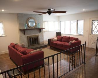 3 Bedroom House in Quiet Location - Richmond - Living room