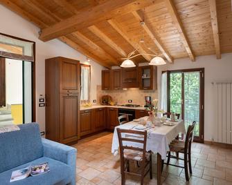 Lovely apartment in villa for 8 people with WIFI, TV, patio and pets allowed - Lecchiore - Cocina