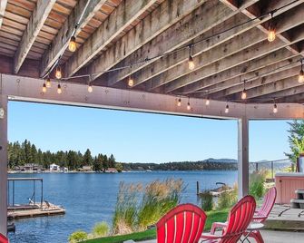 Lakeside Dock and Hot Tub - Luxurious Family Retreat - Hayden Lake - Balcony
